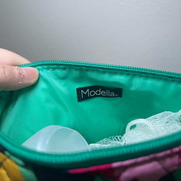 NEW Modella Floral Quilted Women's Travel Bag - Picture 9 of 12